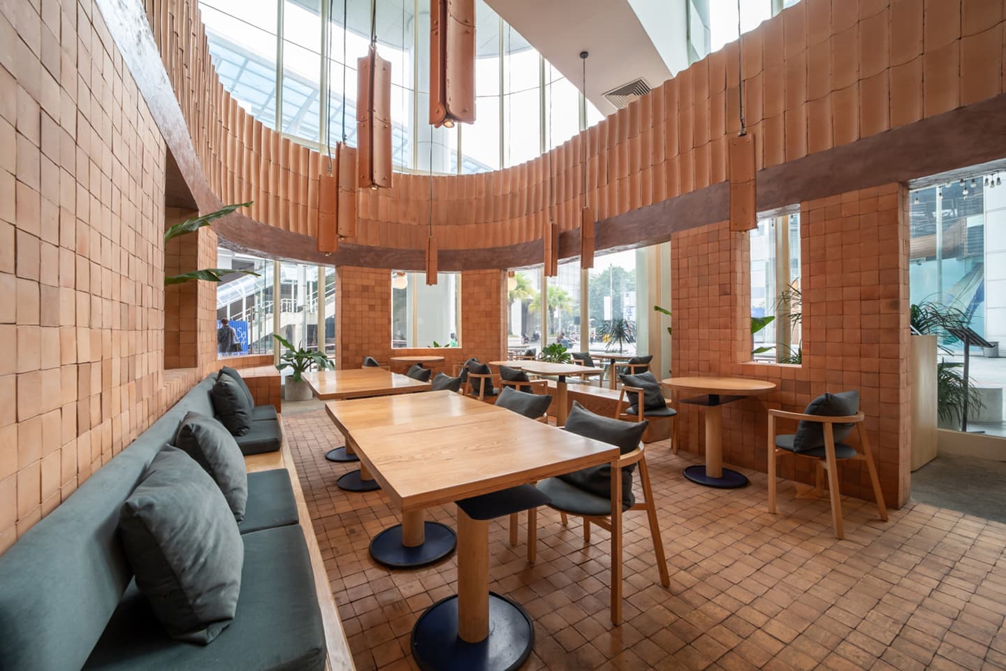 Интерьер пиццерии во Вьетнаме – проект Studio DIG