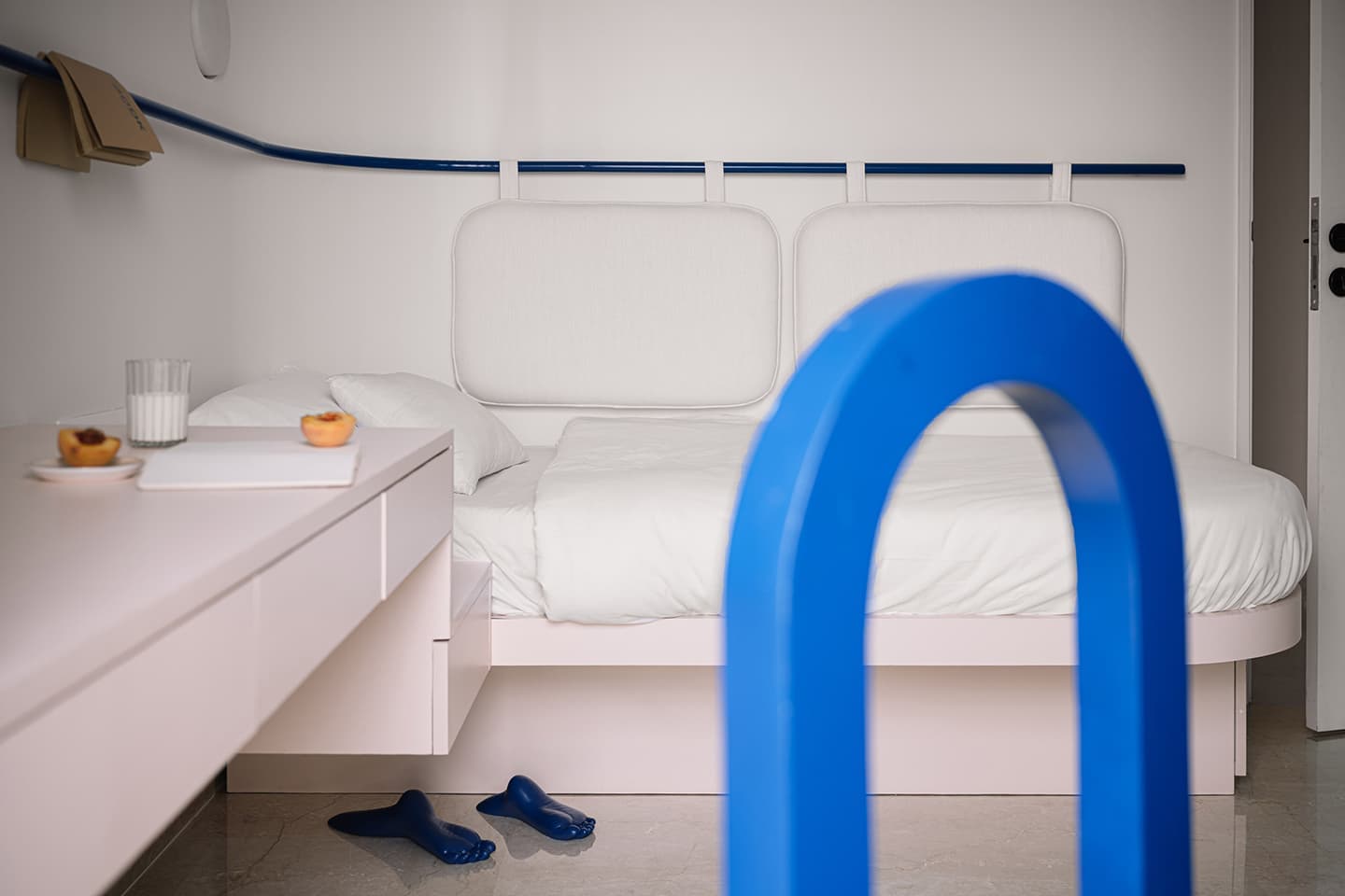 Монохромный интерьер с кобальтовыми акцентами – проект The Act of Quad