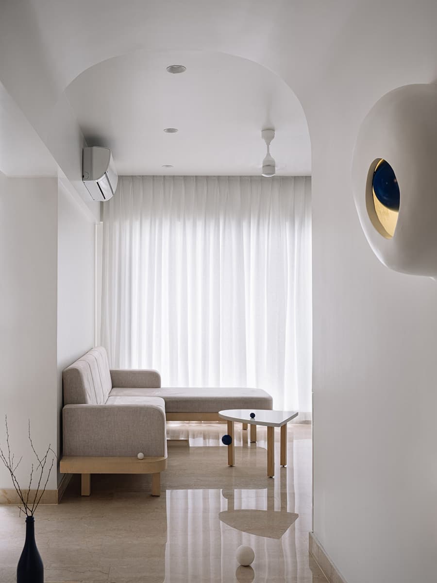 Монохромный интерьер с кобальтовыми акцентами – проект The Act of Quad