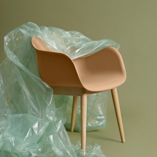 Muuto выпустили стул Fiber из переработанного пластика