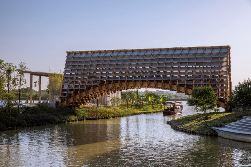 В китайской деревне появился необычный мост по проекту LUO Studio