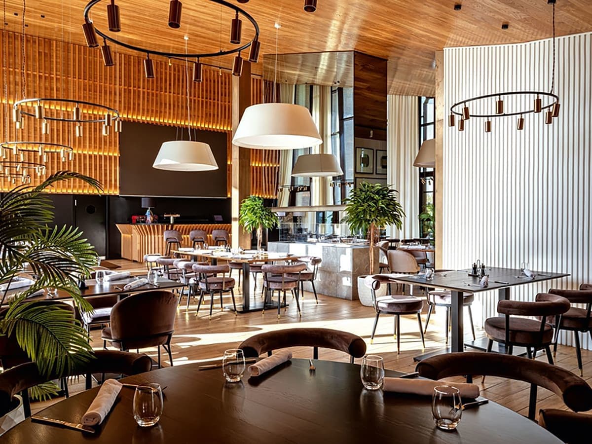 Интерьер ресторана в стиле альпийского шале – проект Elena Krylova Studio