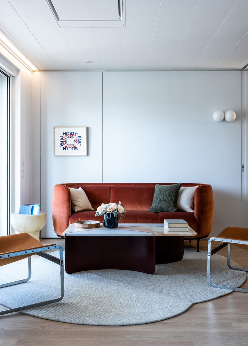 Модернистский интерьер жилой яхты – проект Michel K Chen Architecture