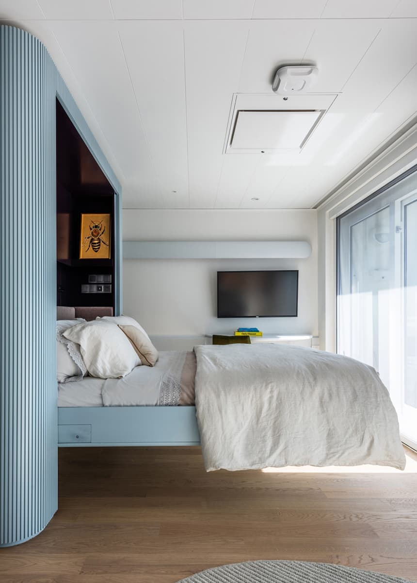 Модернистский интерьер жилой яхты – проект Michel K Chen Architecture