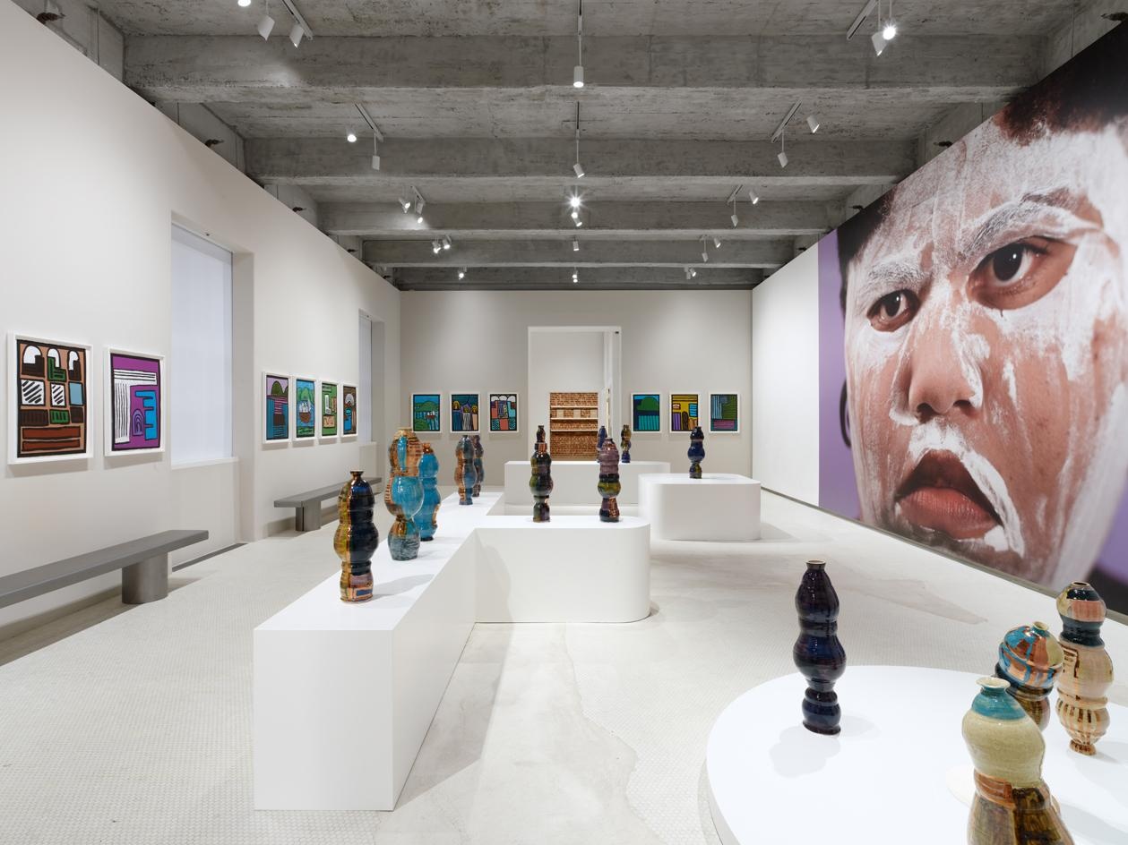 Художница Шаванда Корбетт показала свои новые объекты на выставке в Нью-Йорке