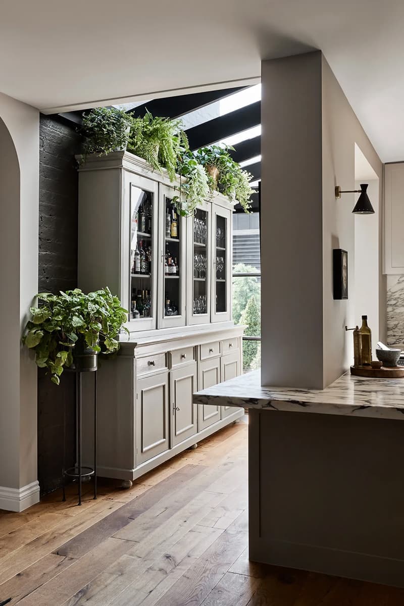 Мультикультурный интерьер двухэтажной квартиры – проект Brahman Perera