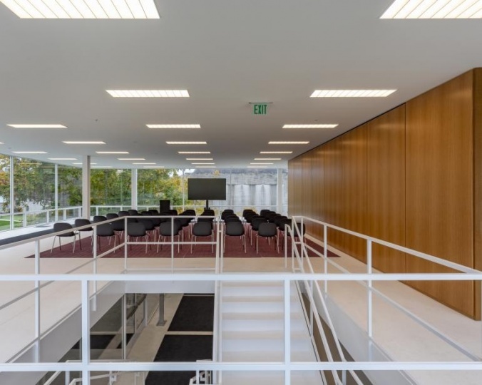 Архитекторы преобразовали здание Людвига Мис ван дер Роэ в университетский кампус