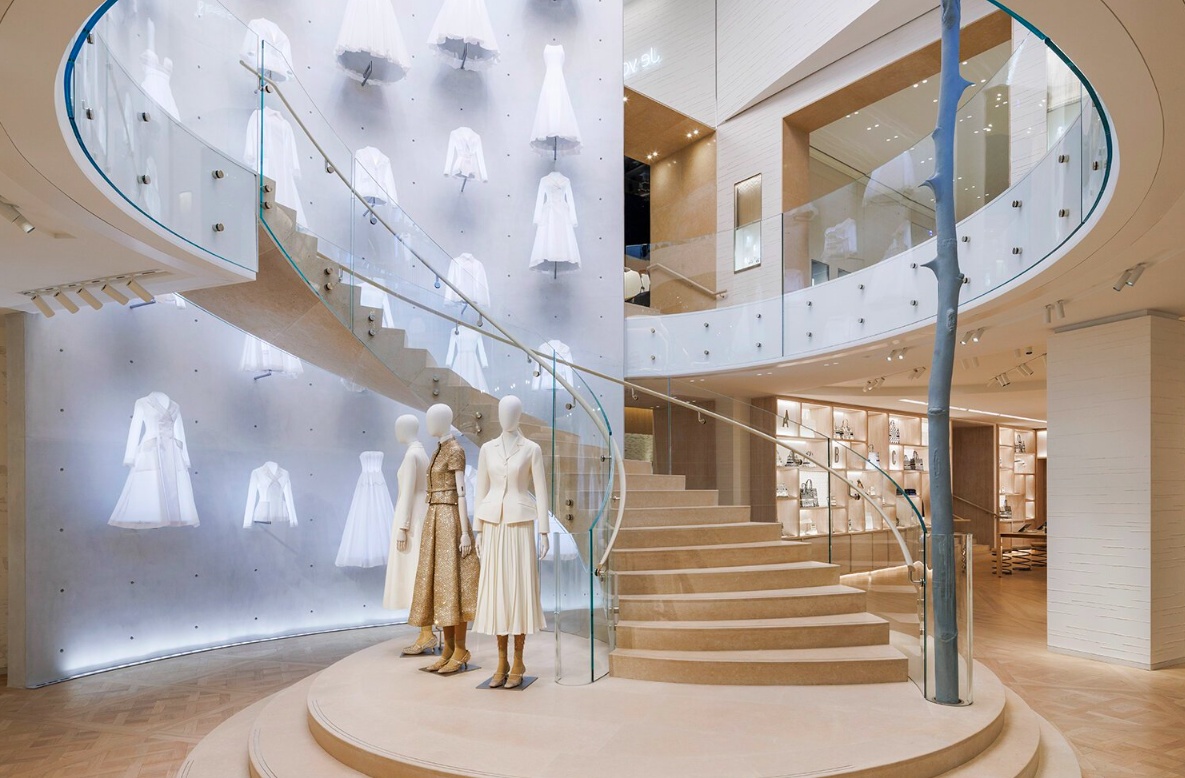 В Париже открылся обновленный магазин Dior по проекту Питера Марино
