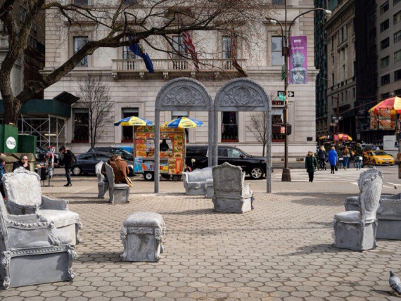 Художница Лиз Глинн установила бетонную мебель рядом с Центральным парком