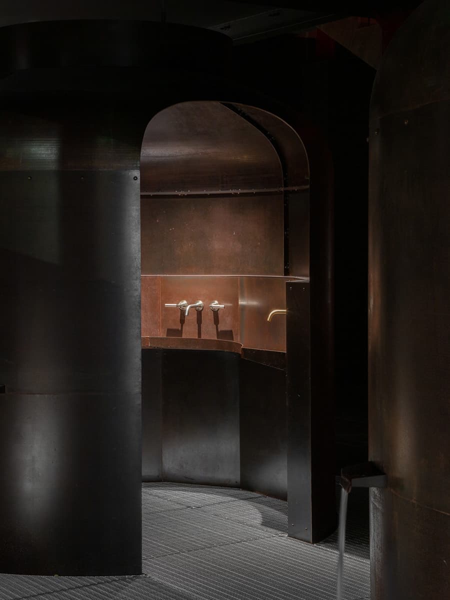 Брутальный интерьер магазина с элементами стимпанка – проект Holloway Li