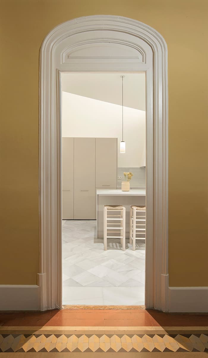 Многофункциональная кухня в старинной испанской квартире – проект Sotelo Margalef Arquitectes