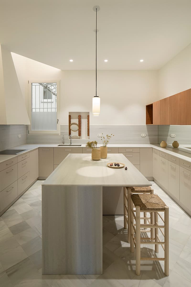 Многофункциональная кухня в старинной испанской квартире – проект Sotelo Margalef Arquitectes