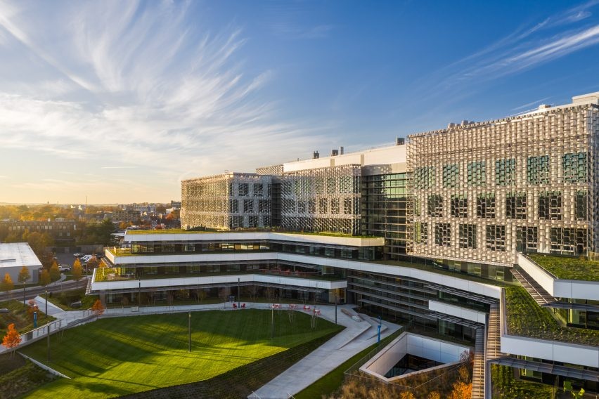 Студия Behnisch Architekten построила новый корпус Гарвардского университета