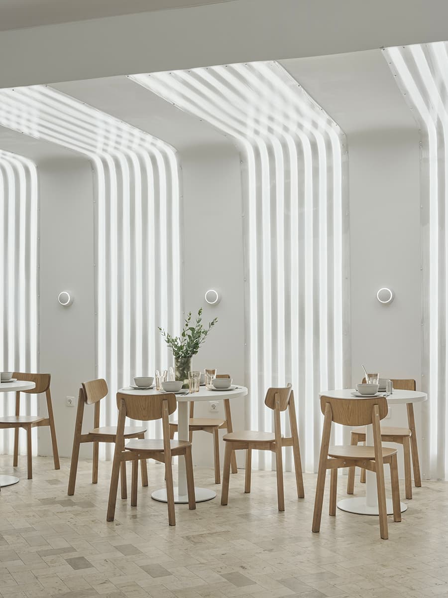 Воздушный интерьер пекарни с акцентными светильниками – проект Дарьи Волковой