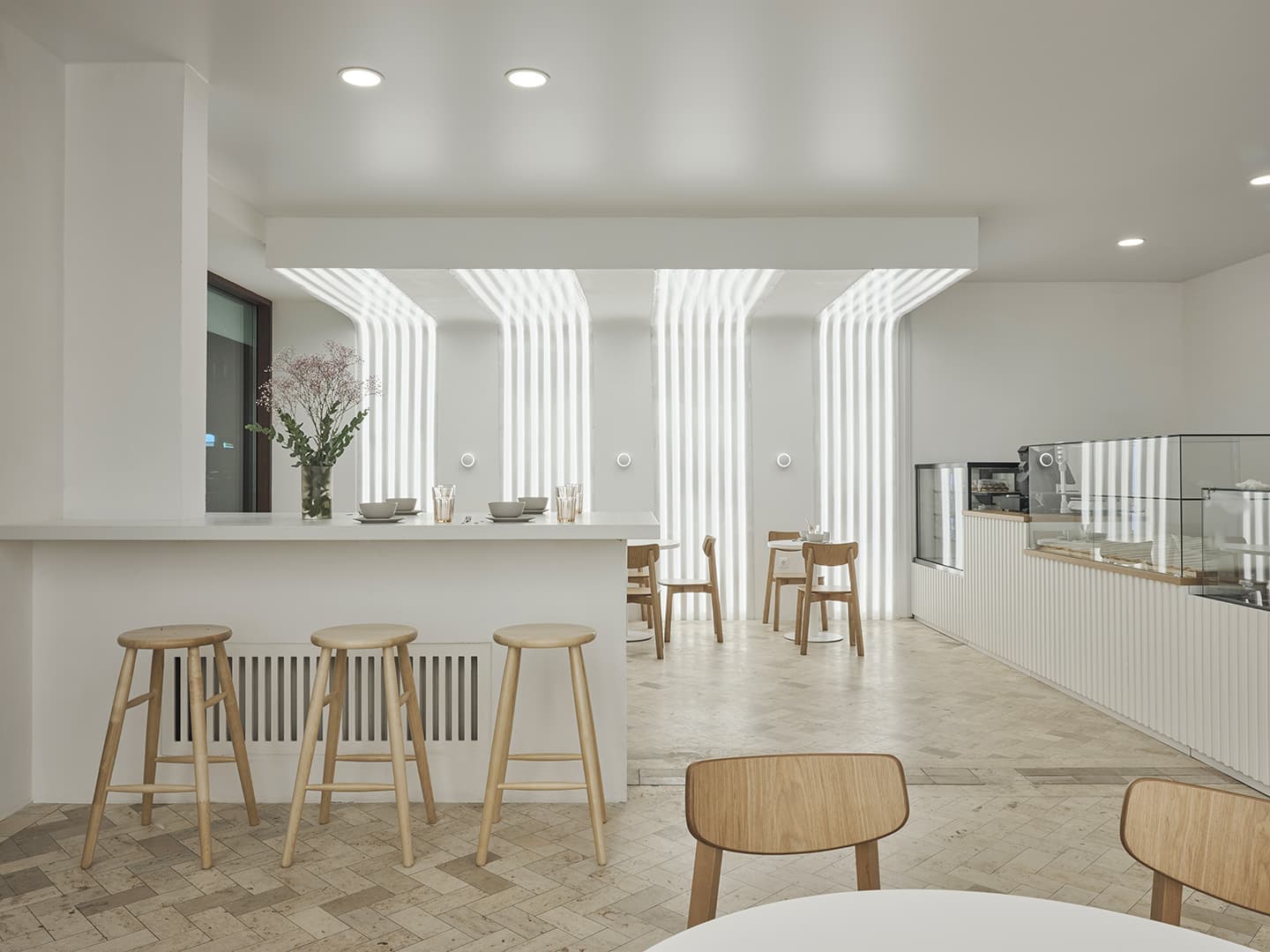 Воздушный интерьер пекарни с акцентными светильниками – проект Дарьи Волковой