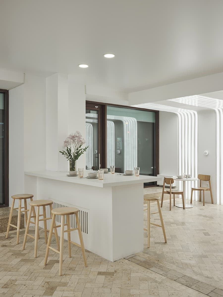 Воздушный интерьер пекарни с акцентными светильниками – проект Дарьи Волковой