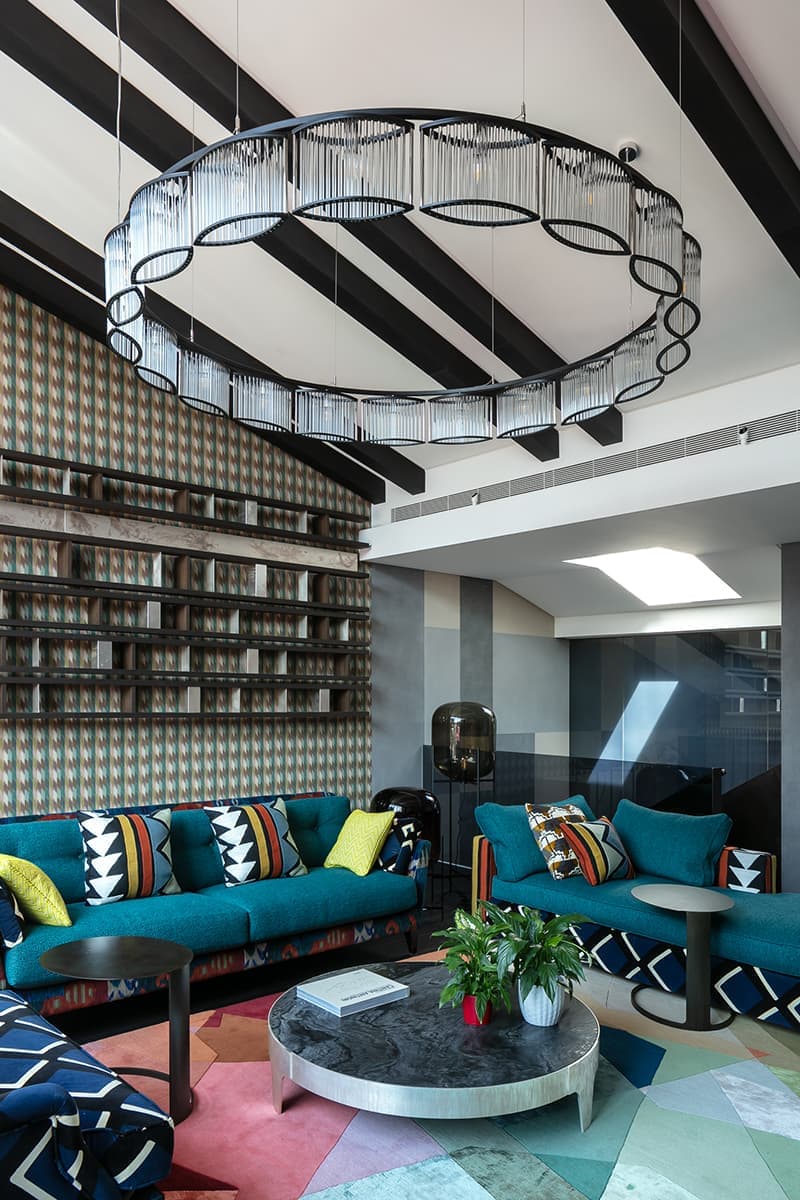 Двухуровневый лофт с яркой гостиной и собственной террасой – проект Hôtel Richesse