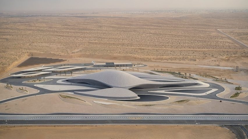 В ОАЭ завершилось строительство штаб-квартиры Beeah по проекту Захи Хадид