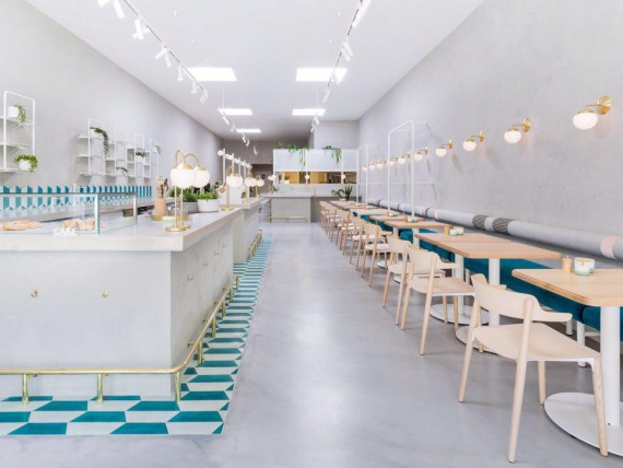 Дизайнеры Biasol сделали кафе в духе продуктовых греческих лавок 1950-х