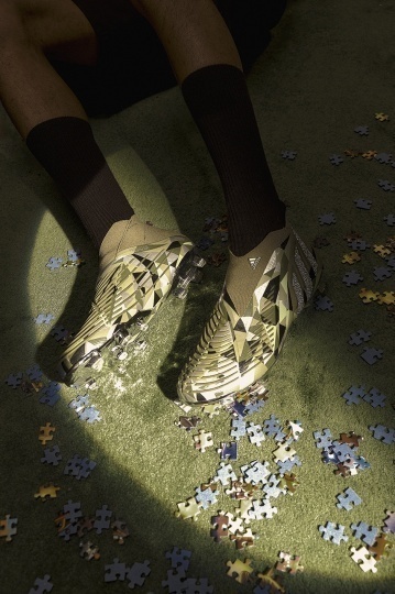 Adidas и Swarovski представили лимитированную коллекцию кроссовок