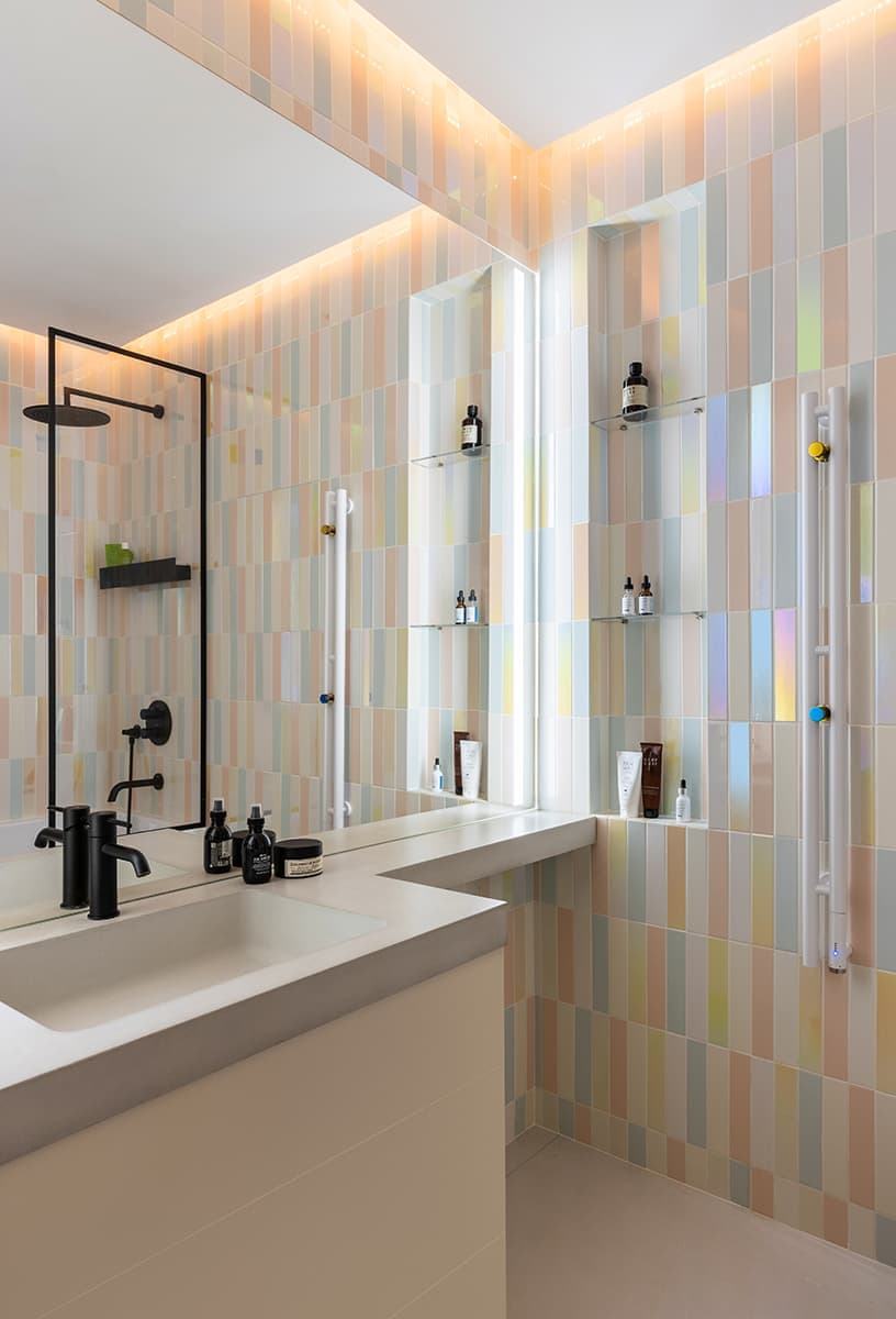 Уютная московская квартира с неоновым освещением – проект студии дизайна BALCON