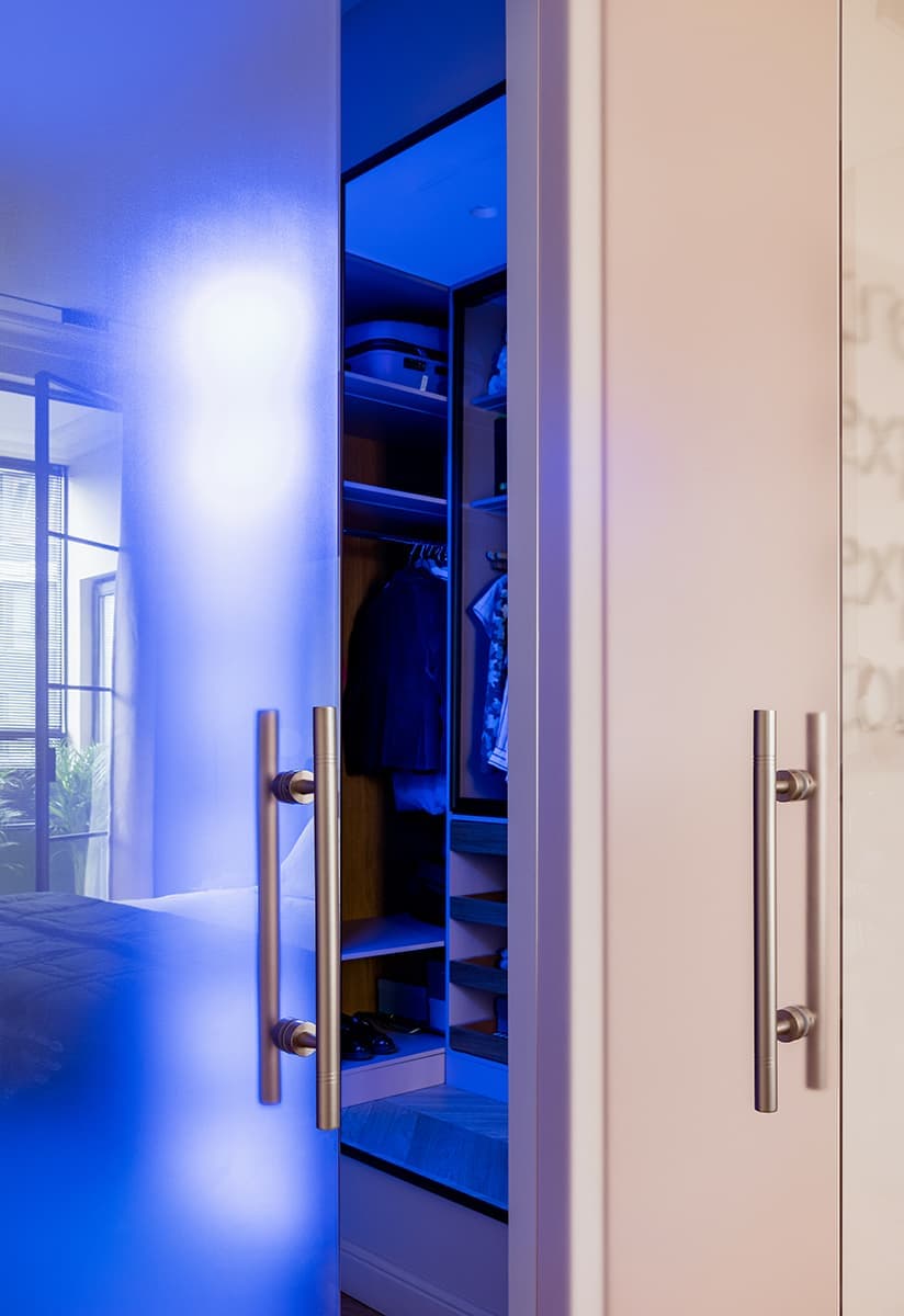 Уютная московская квартира с неоновым освещением – проект студии дизайна BALCON