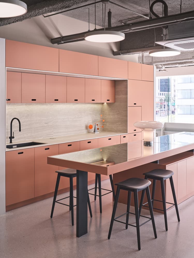 Деликатный интерьер офиса в пастельно-розовых тонах – проект studio fragment