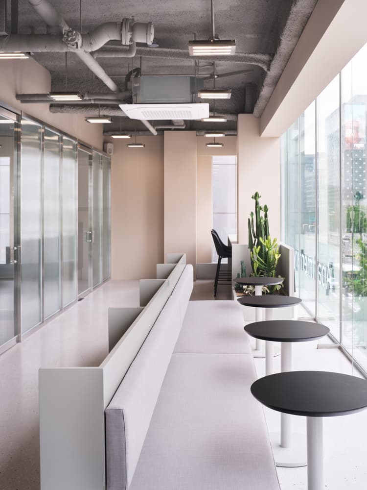 Деликатный интерьер офиса в пастельно-розовых тонах – проект studio fragment