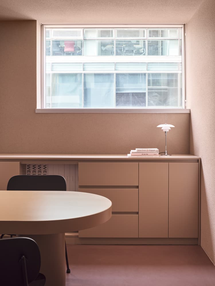 Деликатный интерьер офиса в пастельно-розовых тонах – проект studio fragment