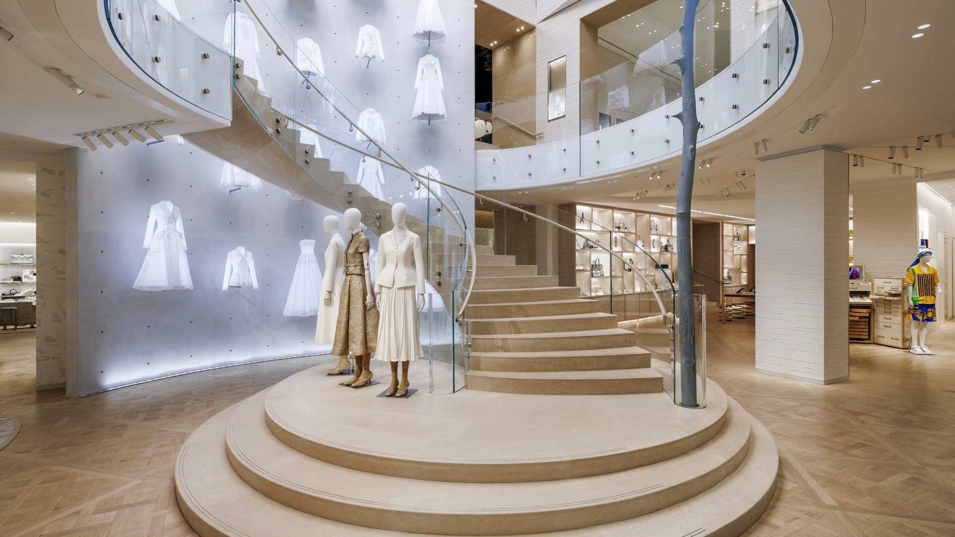 Прошлое, настоящее и будущее Dior: обновленный магазин бренда на Авеню Монтень