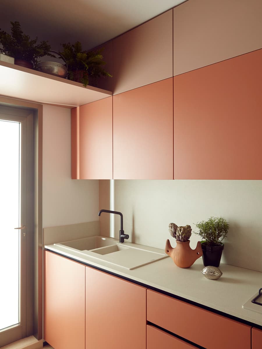 Свежий микс теплых оттенков в интерьере итальянской квартиры – проект Кристины Челестино