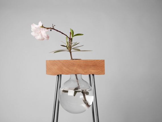 Чешские дизайнеры сделали деревянный столик для цветов