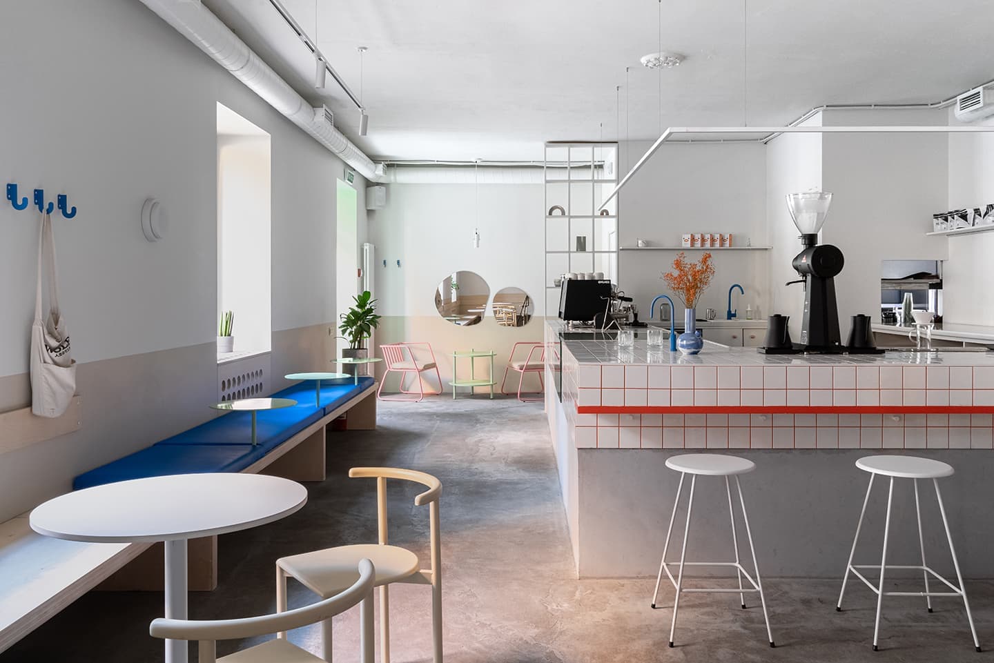 Интерьер питерской кофейни в стиле корейского минимализма – проект бюро Zavod11