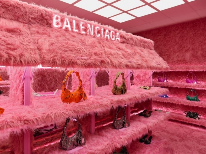 Balenciaga преобразил бутик в Лондоне с помощью ярко-розового искусственного меха
