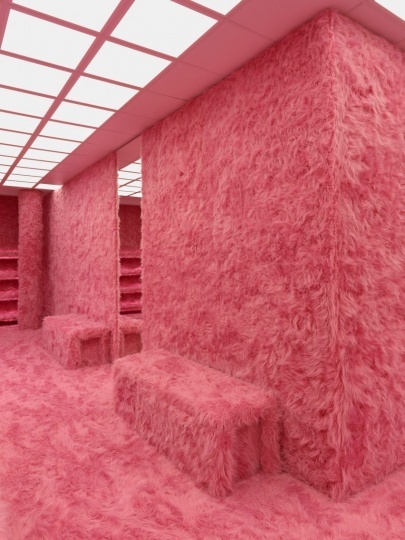 Balenciaga преобразил бутик в Лондоне с помощью ярко-розового искусственного меха
