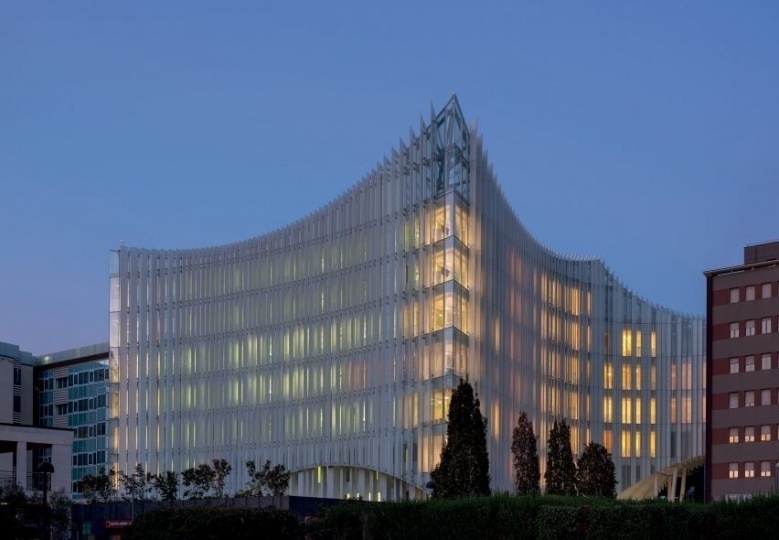 Студия Марио Кучинеллы построила больницу с фасадом, который разрушает смог
