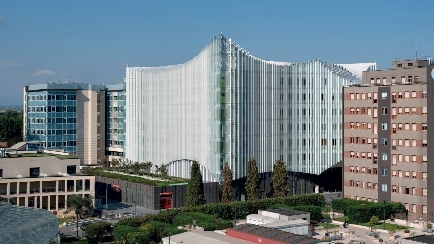 Студия Марио Кучинеллы построила больницу с фасадом, который разрушает смог