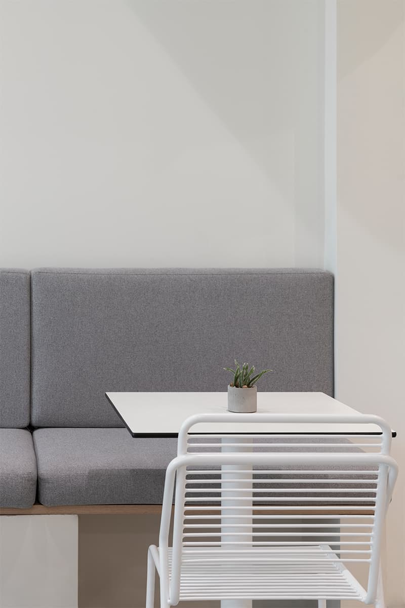 Лаконичный интерьер кафе с серферским духом – проект FREYA Architects