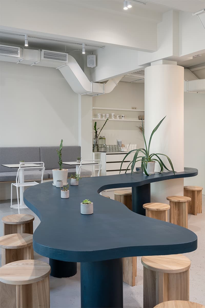 Лаконичный интерьер кафе с серферским духом – проект FREYA Architects