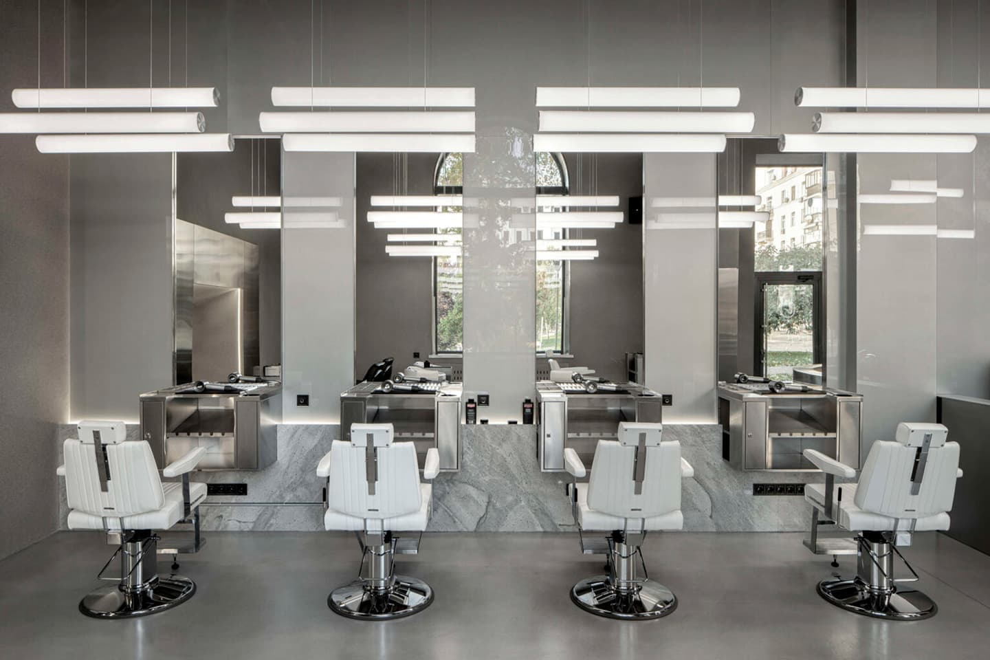 Бетон, зеркала и велюр в интерьере салона красоты – проект Sivak+Partners