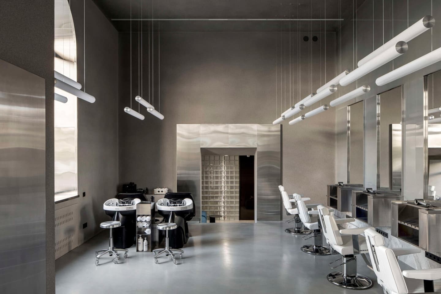 Бетон, зеркала и велюр в интерьере салона красоты – проект Sivak+Partners