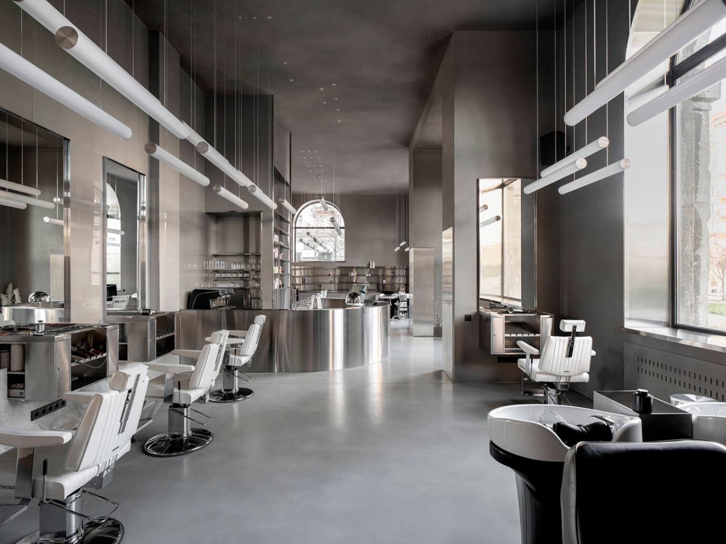 Бетон, зеркала и велюр в интерьере салона красоты – проект Sivak+Partners