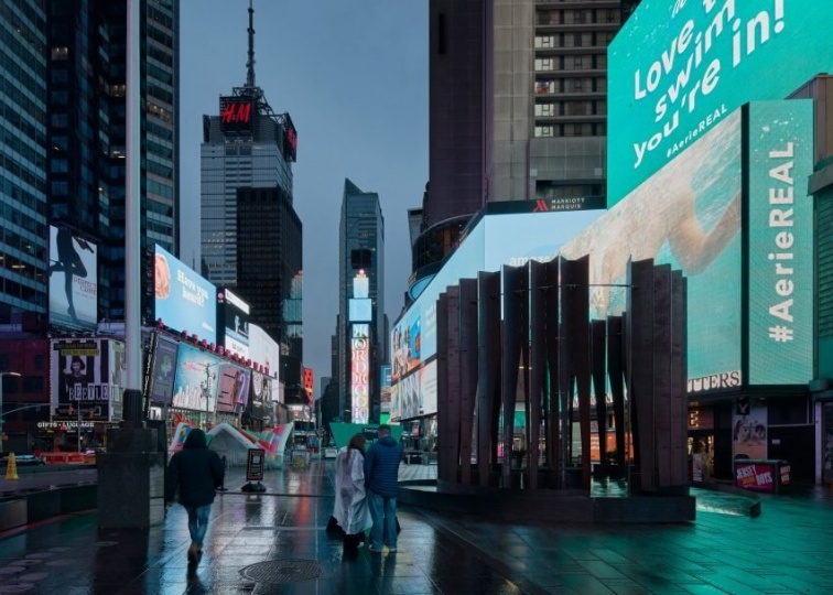 Команда CLB Architects установила деревянную часовню на Таймс-сквер