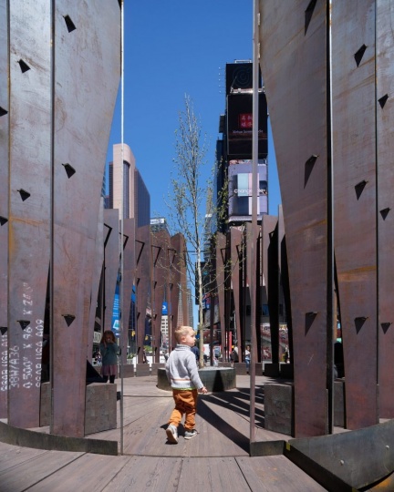 Команда CLB Architects установила деревянную часовню на Таймс-сквер