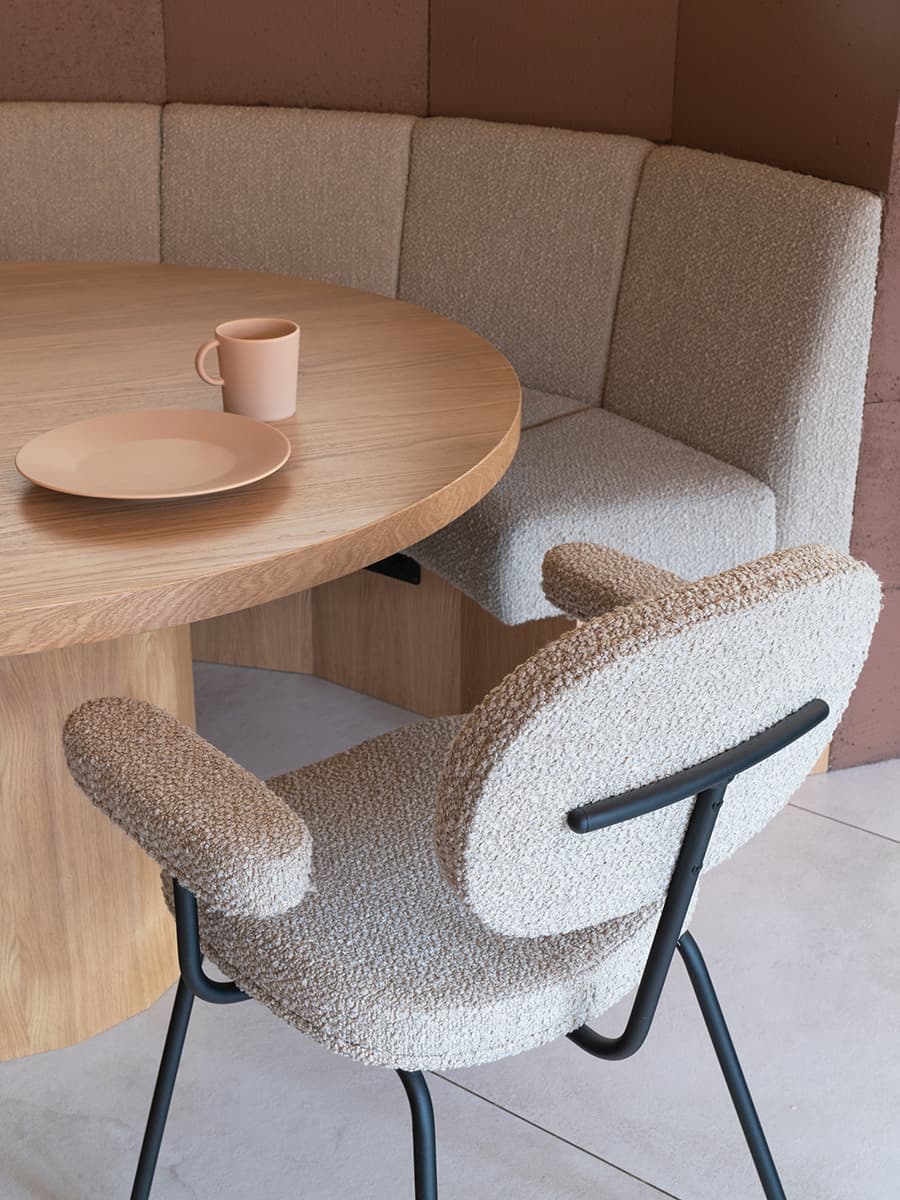 Теплый интерьер ресторана с авторской мебелью – проект Delo Design