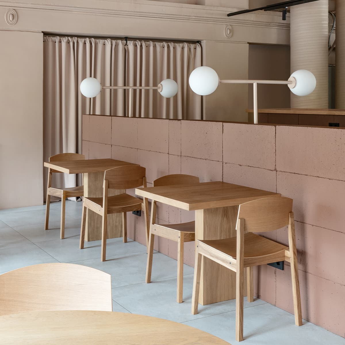 Теплый интерьер ресторана с авторской мебелью – проект Delo Design