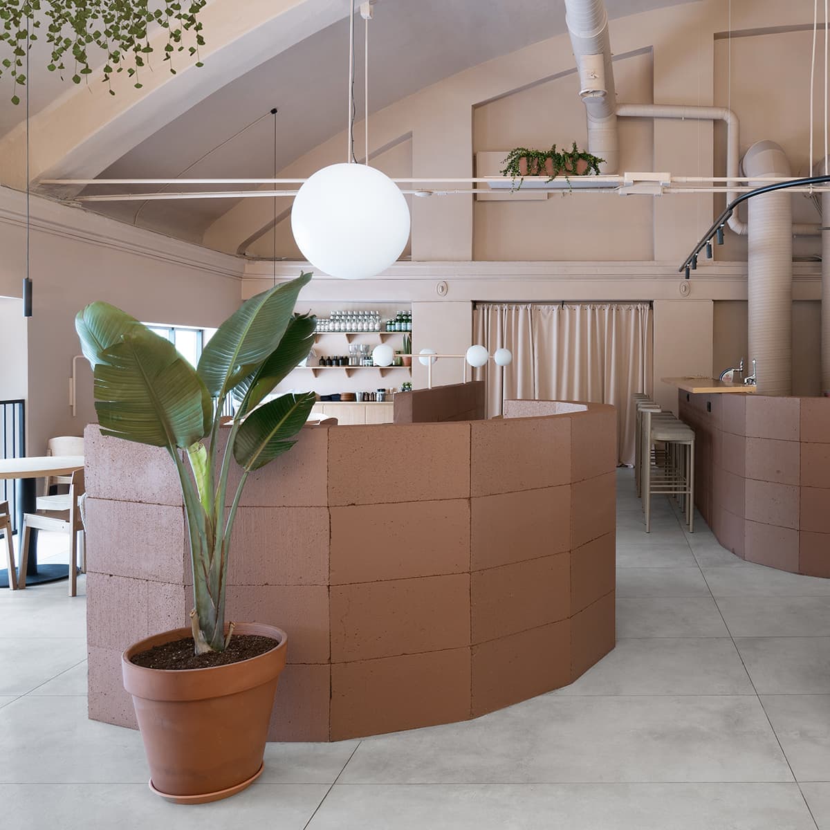 Теплый интерьер ресторана с авторской мебелью – проект Delo Design