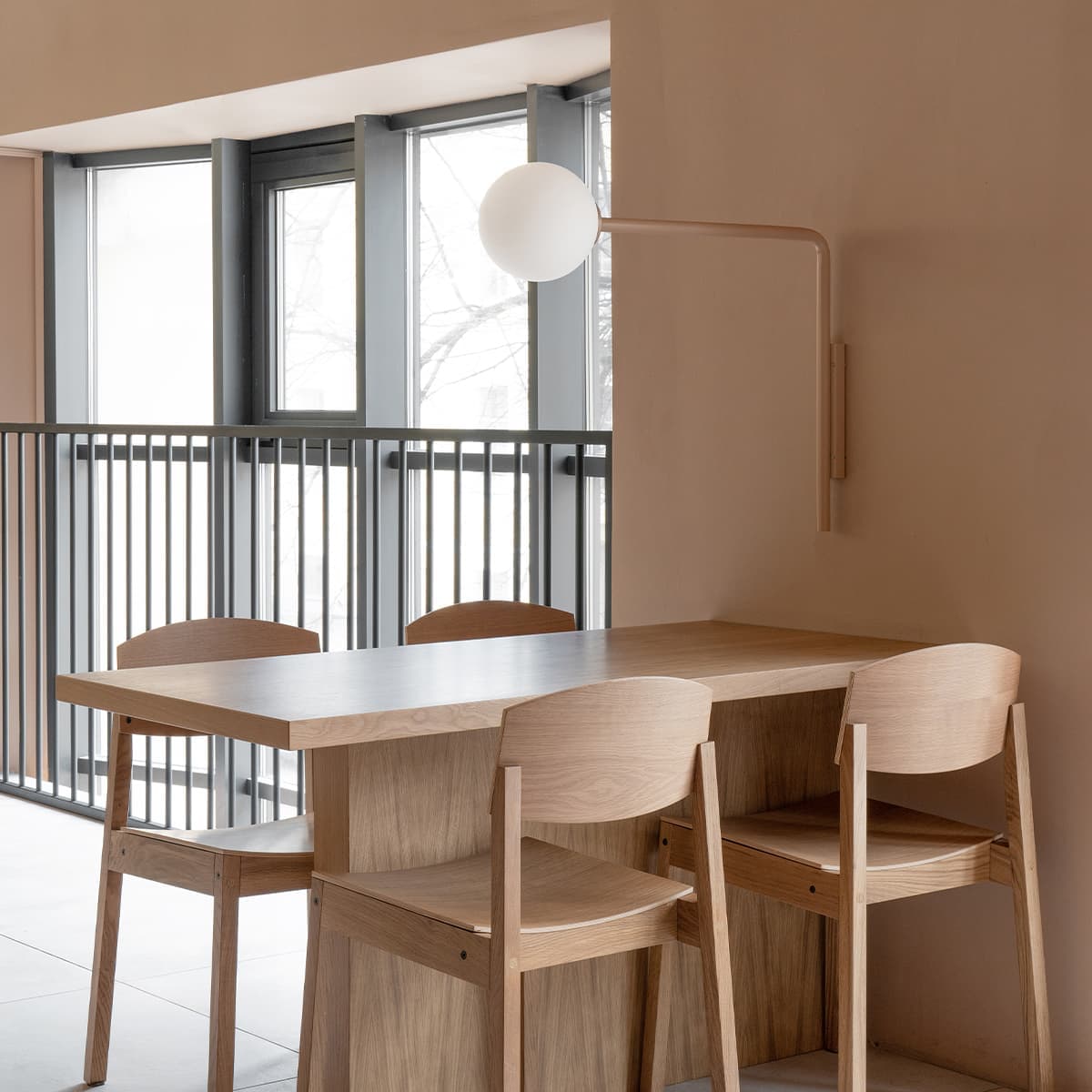 Теплый интерьер ресторана с авторской мебелью – проект Delo Design