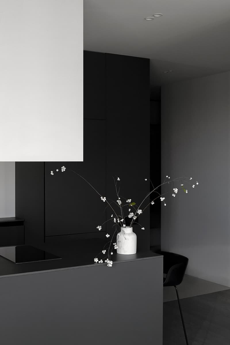 Монохромная квартира в черно-белых тонах — проект KONONOV Studio