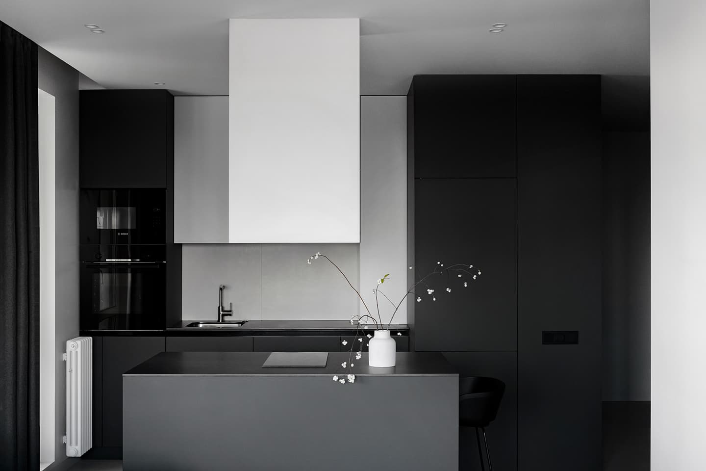Монохромная квартира в черно-белых тонах — проект KONONOV Studio